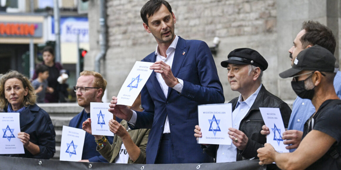 Martin Hikel (3.v.l, SPD), Bezirksbürgermeister von Neukölln, nimmt vor dem Rathaus Neukölln an der Aktion „Berlin trägt Davidstern“ teil.