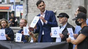Martin Hikel (3.v.l, SPD), Bezirksbürgermeister von Neukölln, nimmt vor dem Rathaus Neukölln an der Aktion „Berlin trägt Davidstern“ teil.
