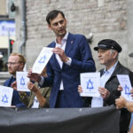 Martin Hikel (3.v.l, SPD), Bezirksbürgermeister von Neukölln, nimmt vor dem Rathaus Neukölln an der Aktion „Berlin trägt Davidstern“ teil.
