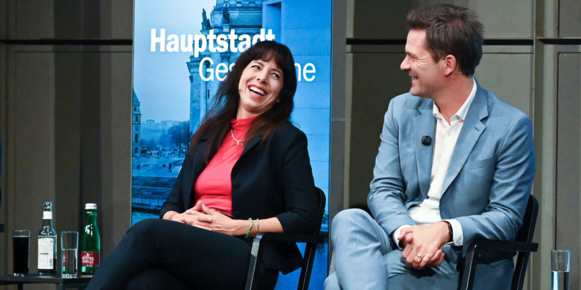 Machtgedanke zu verlockend? SPD-Spitzenkandidat Steffen Krach (r.) und Elif Eralp von der Linkspartei bei einer Podiumsdiskussion vor der Wahl