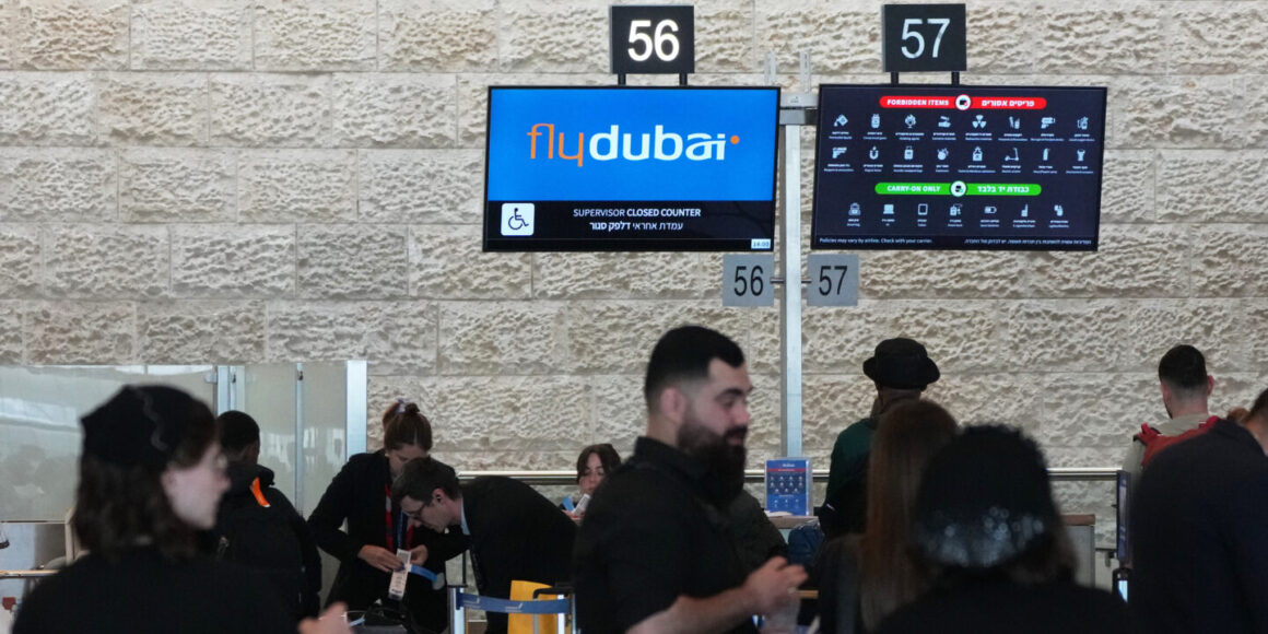 Passagiere am Flydubai-Schalter am Ben-Gurion-Flughafen Tel Aviv, 30. September