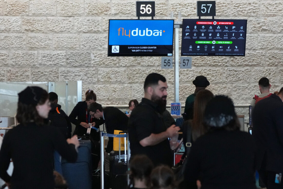 Passagiere am Flydubai-Schalter am Ben-Gurion-Flughafen Tel Aviv, 30. September