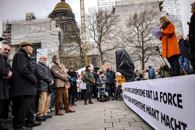 Katharina von Schnurbein spricht bei einer Demonstration gegen Antisemitismus in Brüssel im Dezember 2023