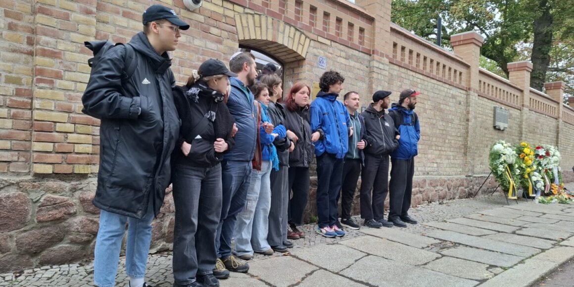 Mitglieder der JSUD vor dem Eingang zum Synagogenhof der Jüdischen Gemeinde Halle