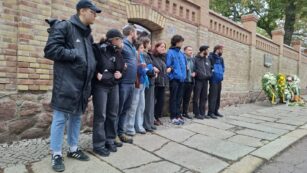 Mitglieder der JSUD vor dem Eingang zum Synagogenhof der Jüdischen Gemeinde Halle
