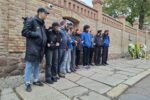 Mitglieder der JSUD vor dem Eingang zum Synagogenhof der Jüdischen Gemeinde Halle