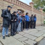 Mitglieder der JSUD vor dem Eingang zum Synagogenhof der Jüdischen Gemeinde Halle