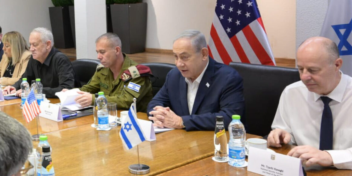Avi Gil (in Uniform), links von Benjamin Netanjahu