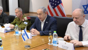 Avi Gil (in Uniform), links von Benjamin Netanjahu