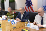 Avi Gil (in Uniform), links von Benjamin Netanjahu