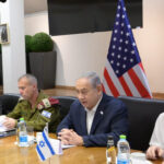 Avi Gil (in Uniform), links von Benjamin Netanjahu