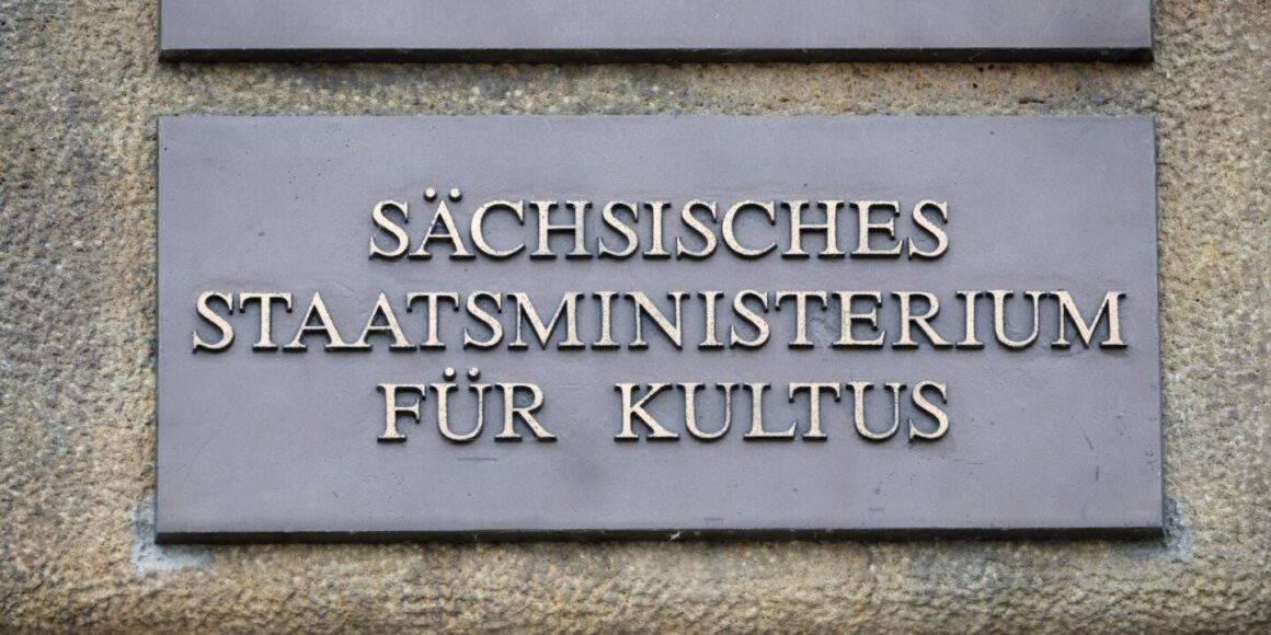 Schild des Sächsischen Staatsministeriums für Kultus