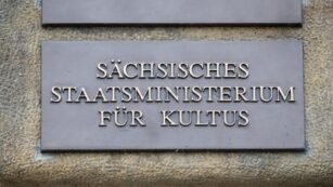 Schild des Sächsischen Staatsministeriums für Kultus