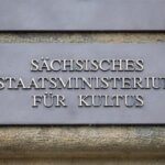 Schild des Sächsischen Staatsministeriums für Kultus