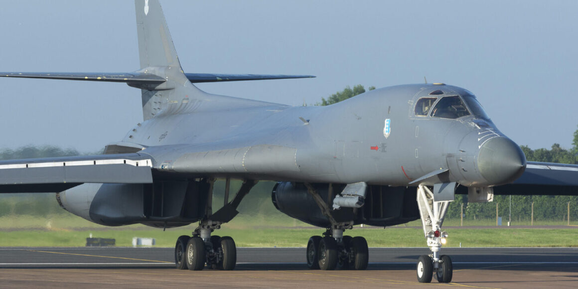 Ein strategischer Bomber der US Air Force vom Typ B-1B Lancer auf dem Stützüpunkt Fairford in England (Archivbild)
