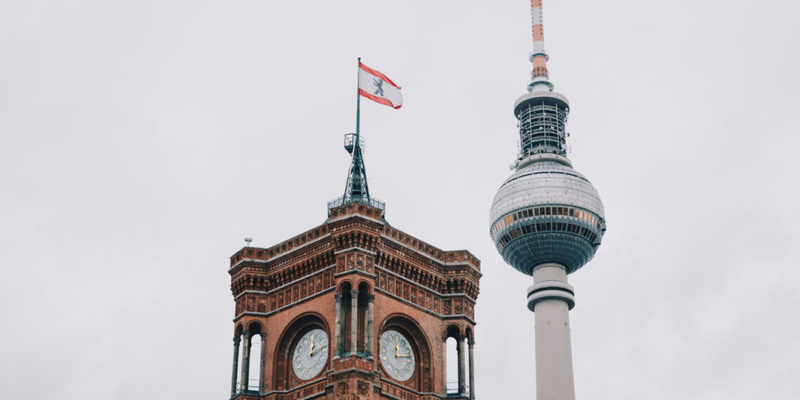 Berlin: das Rote Rathaus mit Fernsehturm im Hintergrund