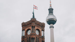Berlin: das Rote Rathaus mit Fernsehturm im Hintergrund