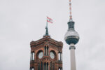 Berlin: das Rote Rathaus mit Fernsehturm im Hintergrund