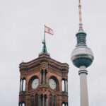 Berlin: das Rote Rathaus mit Fernsehturm im Hintergrund