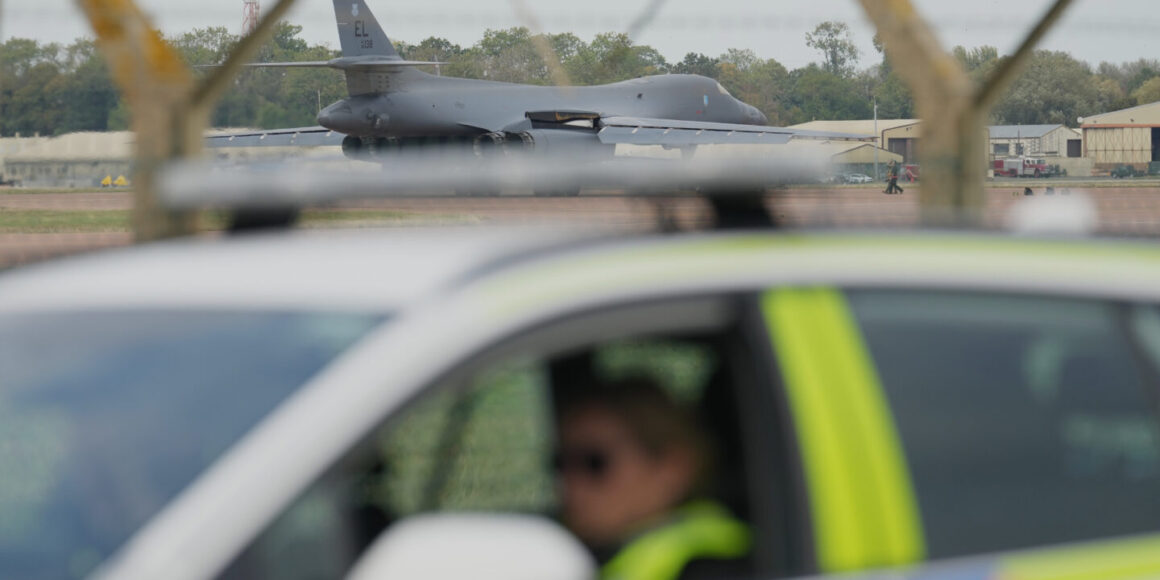 Der RAF-Stützpunkt Fairford, im Hintergrund ein B1-Bomber