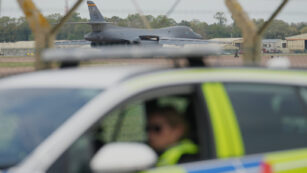 Der RAF-Stützpunkt Fairford, im Hintergrund ein B1-Bomber