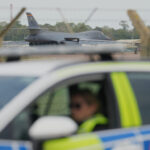 Der RAF-Stützpunkt Fairford, im Hintergrund ein B1-Bomber