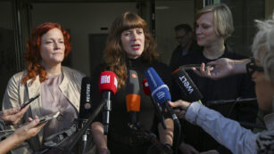 Bettina König (SPD), Kerstin Wolter (Die Linke) und Nina Stahr (Grüne, v.l.) vor dem ersten Vorsondierungsgespräch, 1. Oktober