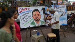 Der Lehrer einer Kunstschule in Mumbai ehrt Smit Machchhar mit einem Bild