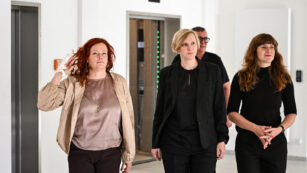 Bettina König (SPD), Nina Stahr (Bündnis 90/Die Grünen) und Kerstin Wolter (Die Linke, v.l.) während einer Pause