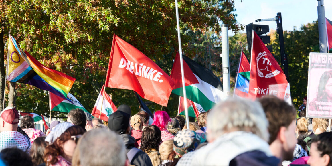 Teilnehmer einer Demonstration »United4Palestine« halten Palästinenserflaggen, auch eine Flagge der Linken und eine Queer-Flagge sind zu sehen.