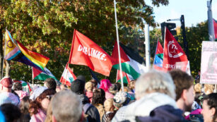 Teilnehmer einer Demonstration »United4Palestine« halten Palästinenserflaggen, auch eine Flagge der Linken und eine Queer-Flagge sind zu sehen.