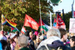 Teilnehmer einer Demonstration »United4Palestine« halten Palästinenserflaggen, auch eine Flagge der Linken und eine Queer-Flagge sind zu sehen.