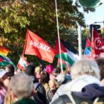 Teilnehmer einer Demonstration »United4Palestine« halten Palästinenserflaggen, auch eine Flagge der Linken und eine Queer-Flagge sind zu sehen.