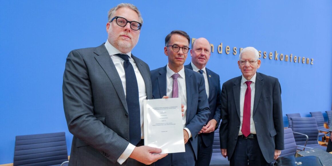 Der Verfassungsrechtler Steffen Augsberg, Hessens Justizminister Christian Heinz (CDU), der hessische Antisemitismusbeauftragte Uwe Becker und Zentralratspräsident Josef Schuster (v.l.)