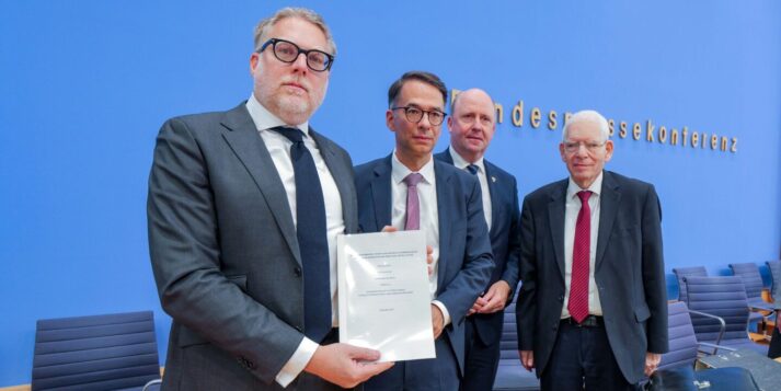 Der Verfassungsrechtler Steffen Augsberg, Hessens Justizminister Christian Heinz (CDU), der hessische Antisemitismusbeauftragte Uwe Becker und Zentralratspräsident Josef Schuster (v.l.)