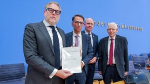 Der Verfassungsrechtler Steffen Augsberg, Hessens Justizminister Christian Heinz (CDU), der hessische Antisemitismusbeauftragte Uwe Becker und Zentralratspräsident Josef Schuster (v.l.)