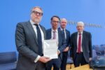 Der Verfassungsrechtler Steffen Augsberg, Hessens Justizminister Christian Heinz (CDU), der hessische Antisemitismusbeauftragte Uwe Becker und Zentralratspräsident Josef Schuster (v.l.)