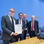 Der Verfassungsrechtler Steffen Augsberg, Hessens Justizminister Christian Heinz (CDU), der hessische Antisemitismusbeauftragte Uwe Becker und Zentralratspräsident Josef Schuster (v.l.)